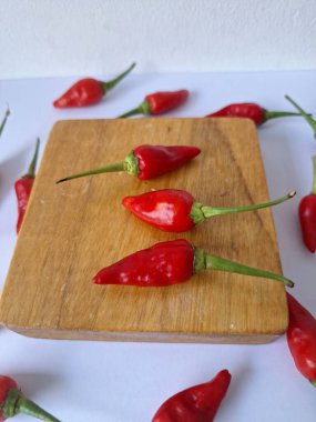 Servis panosunda acı biber var. Chili, Capsicum cinsinden baharatlı meyve türüdür. Sıcaklığı ve tadı ile bilinir. Chili biberleri dünya çapında yetişir ve yemek pişirmede, tatlandırmada ve tıpta kullanılır.