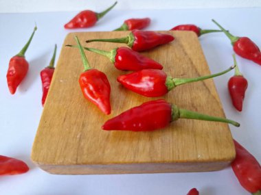 Servis panosunda acı biber var. Chili, Capsicum cinsinden baharatlı meyve türüdür. Sıcaklığı ve tadı ile bilinir. Chili biberleri dünya çapında yetişir ve yemek pişirmede, tatlandırmada ve tıpta kullanılır.