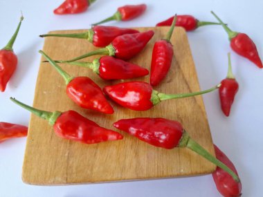 Servis panosunda acı biber var. Chili, Capsicum cinsinden baharatlı meyve türüdür. Sıcaklığı ve tadı ile bilinir. Chili biberleri dünya çapında yetişir ve yemek pişirmede, tatlandırmada ve tıpta kullanılır.