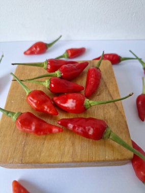Servis panosunda acı biber var. Chili, Capsicum cinsinden baharatlı meyve türüdür. Sıcaklığı ve tadı ile bilinir. Chili biberleri dünya çapında yetişir ve yemek pişirmede, tatlandırmada ve tıpta kullanılır.
