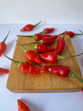 Servis panosunda acı biber var. Chili, Capsicum cinsinden baharatlı meyve türüdür. Sıcaklığı ve tadı ile bilinir. Chili biberleri dünya çapında yetişir ve yemek pişirmede, tatlandırmada ve tıpta kullanılır.