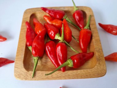 Servis panosunda acı biber var. Chili, Capsicum cinsinden baharatlı meyve türüdür. Sıcaklığı ve tadı ile bilinir. Chili biberleri dünya çapında yetişir ve yemek pişirmede, tatlandırmada ve tıpta kullanılır.