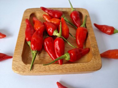 Servis panosunda acı biber var. Chili, Capsicum cinsinden baharatlı meyve türüdür. Sıcaklığı ve tadı ile bilinir. Chili biberleri dünya çapında yetişir ve yemek pişirmede, tatlandırmada ve tıpta kullanılır.
