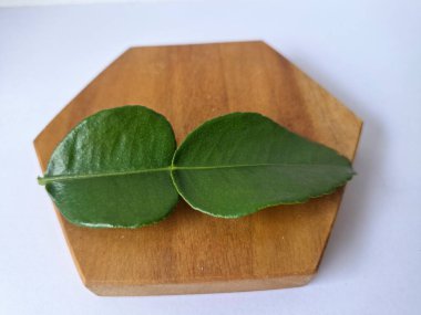 Servis panosunda Kaffir kireç yaprakları var. Özellikle Asya mutfağında, eşsiz lezzetleri ve aromaları için kullanılırlar. Bitkisel ilaçlar da dahil olmak üzere çeşitli uygulamalarda da kullanılmaktadırlar.