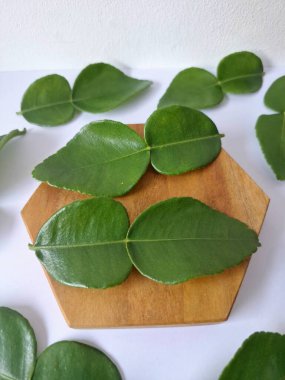 Servis panosunda Kaffir kireç yaprakları var. Özellikle Asya mutfağında, eşsiz lezzetleri ve aromaları için kullanılırlar. Bitkisel ilaçlar da dahil olmak üzere çeşitli uygulamalarda da kullanılmaktadırlar.