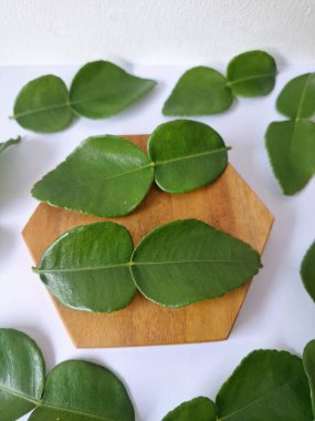 Servis panosunda Kaffir kireç yaprakları var. Özellikle Asya mutfağında, eşsiz lezzetleri ve aromaları için kullanılırlar. Bitkisel ilaçlar da dahil olmak üzere çeşitli uygulamalarda da kullanılmaktadırlar.