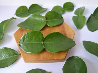 Servis panosunda Kaffir kireç yaprakları var. Özellikle Asya mutfağında, eşsiz lezzetleri ve aromaları için kullanılırlar. Bitkisel ilaçlar da dahil olmak üzere çeşitli uygulamalarda da kullanılmaktadırlar.