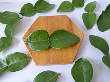 Servis panosunda Kaffir kireç yaprakları var. Özellikle Asya mutfağında, eşsiz lezzetleri ve aromaları için kullanılırlar. Bitkisel ilaçlar da dahil olmak üzere çeşitli uygulamalarda da kullanılmaktadırlar.