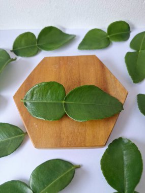 Servis panosunda Kaffir kireç yaprakları var. Özellikle Asya mutfağında, eşsiz lezzetleri ve aromaları için kullanılırlar. Bitkisel ilaçlar da dahil olmak üzere çeşitli uygulamalarda da kullanılmaktadırlar.