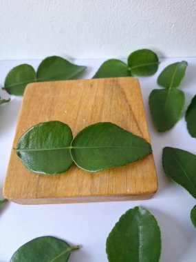 Servis panosunda Kaffir kireç yaprakları var. Özellikle Asya mutfağında, eşsiz lezzetleri ve aromaları için kullanılırlar. Bitkisel ilaçlar da dahil olmak üzere çeşitli uygulamalarda da kullanılmaktadırlar.