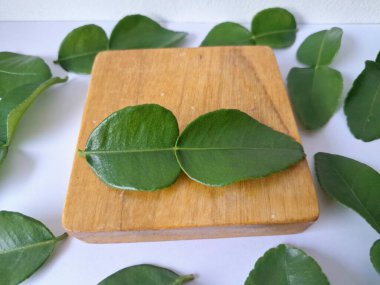 Servis panosunda Kaffir kireç yaprakları var. Özellikle Asya mutfağında, eşsiz lezzetleri ve aromaları için kullanılırlar. Bitkisel ilaçlar da dahil olmak üzere çeşitli uygulamalarda da kullanılmaktadırlar.