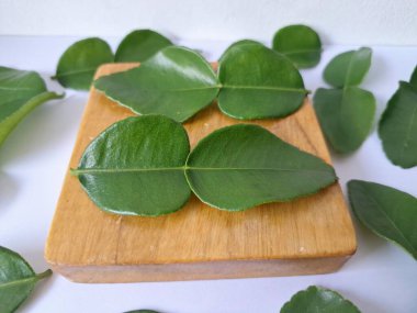 Servis panosunda Kaffir kireç yaprakları var. Özellikle Asya mutfağında, eşsiz lezzetleri ve aromaları için kullanılırlar. Bitkisel ilaçlar da dahil olmak üzere çeşitli uygulamalarda da kullanılmaktadırlar.