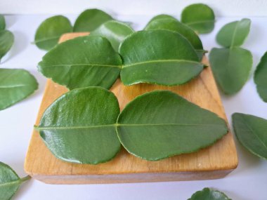 Servis panosunda Kaffir kireç yaprakları var. Özellikle Asya mutfağında, eşsiz lezzetleri ve aromaları için kullanılırlar. Bitkisel ilaçlar da dahil olmak üzere çeşitli uygulamalarda da kullanılmaktadırlar.