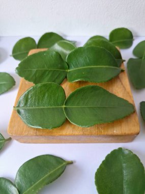 Servis panosunda Kaffir kireç yaprakları var. Özellikle Asya mutfağında, eşsiz lezzetleri ve aromaları için kullanılırlar. Bitkisel ilaçlar da dahil olmak üzere çeşitli uygulamalarda da kullanılmaktadırlar.