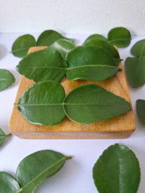 Servis panosunda Kaffir kireç yaprakları var. Özellikle Asya mutfağında, eşsiz lezzetleri ve aromaları için kullanılırlar. Bitkisel ilaçlar da dahil olmak üzere çeşitli uygulamalarda da kullanılmaktadırlar.