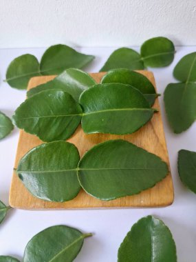 Servis panosunda Kaffir kireç yaprakları var. Özellikle Asya mutfağında, eşsiz lezzetleri ve aromaları için kullanılırlar. Bitkisel ilaçlar da dahil olmak üzere çeşitli uygulamalarda da kullanılmaktadırlar.