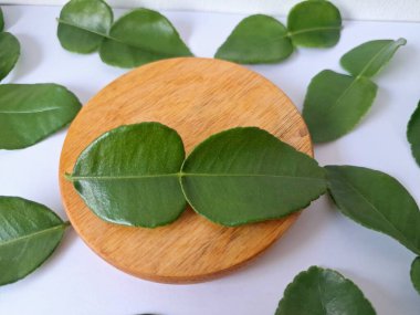 Servis panosunda Kaffir kireç yaprakları var. Özellikle Asya mutfağında, eşsiz lezzetleri ve aromaları için kullanılırlar. Bitkisel ilaçlar da dahil olmak üzere çeşitli uygulamalarda da kullanılmaktadırlar.