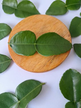 Servis panosunda Kaffir kireç yaprakları var. Özellikle Asya mutfağında, eşsiz lezzetleri ve aromaları için kullanılırlar. Bitkisel ilaçlar da dahil olmak üzere çeşitli uygulamalarda da kullanılmaktadırlar.