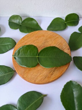 Servis panosunda Kaffir kireç yaprakları var. Özellikle Asya mutfağında, eşsiz lezzetleri ve aromaları için kullanılırlar. Bitkisel ilaçlar da dahil olmak üzere çeşitli uygulamalarda da kullanılmaktadırlar.