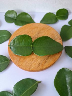 Servis panosunda Kaffir kireç yaprakları var. Özellikle Asya mutfağında, eşsiz lezzetleri ve aromaları için kullanılırlar. Bitkisel ilaçlar da dahil olmak üzere çeşitli uygulamalarda da kullanılmaktadırlar.