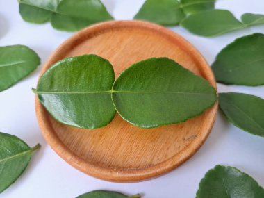 Servis panosunda Kaffir kireç yaprakları var. Özellikle Asya mutfağında, eşsiz lezzetleri ve aromaları için kullanılırlar. Bitkisel ilaçlar da dahil olmak üzere çeşitli uygulamalarda da kullanılmaktadırlar.