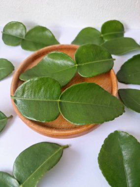 Servis panosunda Kaffir kireç yaprakları var. Özellikle Asya mutfağında, eşsiz lezzetleri ve aromaları için kullanılırlar. Bitkisel ilaçlar da dahil olmak üzere çeşitli uygulamalarda da kullanılmaktadırlar.