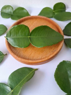 Servis panosunda Kaffir kireç yaprakları var. Özellikle Asya mutfağında, eşsiz lezzetleri ve aromaları için kullanılırlar. Bitkisel ilaçlar da dahil olmak üzere çeşitli uygulamalarda da kullanılmaktadırlar.