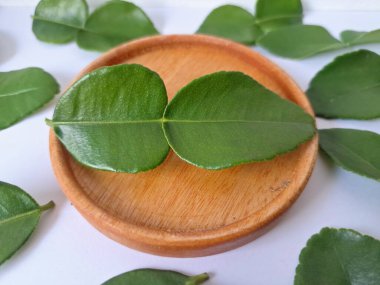 Servis panosunda Kaffir kireç yaprakları var. Özellikle Asya mutfağında, eşsiz lezzetleri ve aromaları için kullanılırlar. Bitkisel ilaçlar da dahil olmak üzere çeşitli uygulamalarda da kullanılmaktadırlar.