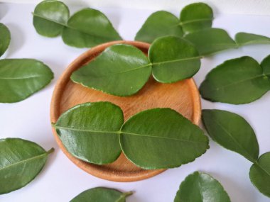 Servis panosunda Kaffir kireç yaprakları var. Özellikle Asya mutfağında, eşsiz lezzetleri ve aromaları için kullanılırlar. Bitkisel ilaçlar da dahil olmak üzere çeşitli uygulamalarda da kullanılmaktadırlar.