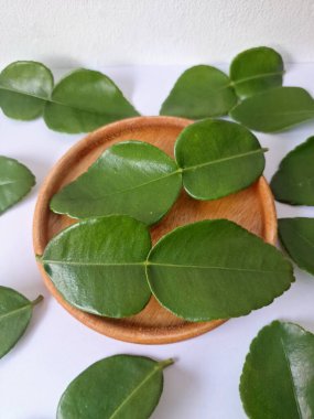 Servis panosunda Kaffir kireç yaprakları var. Özellikle Asya mutfağında, eşsiz lezzetleri ve aromaları için kullanılırlar. Bitkisel ilaçlar da dahil olmak üzere çeşitli uygulamalarda da kullanılmaktadırlar.