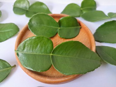 Servis panosunda Kaffir kireç yaprakları var. Özellikle Asya mutfağında, eşsiz lezzetleri ve aromaları için kullanılırlar. Bitkisel ilaçlar da dahil olmak üzere çeşitli uygulamalarda da kullanılmaktadırlar.