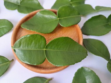 Servis panosunda Kaffir kireç yaprakları var. Özellikle Asya mutfağında, eşsiz lezzetleri ve aromaları için kullanılırlar. Bitkisel ilaçlar da dahil olmak üzere çeşitli uygulamalarda da kullanılmaktadırlar.