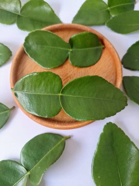 Servis panosunda Kaffir kireç yaprakları var. Özellikle Asya mutfağında, eşsiz lezzetleri ve aromaları için kullanılırlar. Bitkisel ilaçlar da dahil olmak üzere çeşitli uygulamalarda da kullanılmaktadırlar.