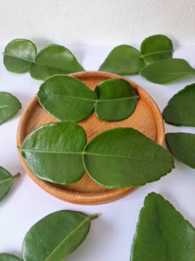 Servis panosunda Kaffir kireç yaprakları var. Özellikle Asya mutfağında, eşsiz lezzetleri ve aromaları için kullanılırlar. Bitkisel ilaçlar da dahil olmak üzere çeşitli uygulamalarda da kullanılmaktadırlar.