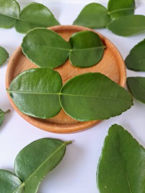 Servis panosunda Kaffir kireç yaprakları var. Özellikle Asya mutfağında, eşsiz lezzetleri ve aromaları için kullanılırlar. Bitkisel ilaçlar da dahil olmak üzere çeşitli uygulamalarda da kullanılmaktadırlar.