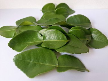 Kafir limon yaprakları. Özellikle Asya mutfağında, eşsiz lezzetleri ve aromaları için kullanılırlar. Bitkisel ilaçlar da dahil olmak üzere çeşitli uygulamalarda da kullanılmaktadırlar.