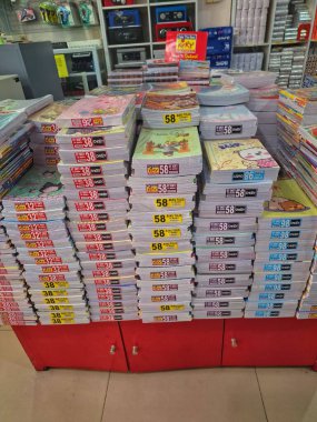 Bir kitapçıda çeşitli kitaplar düzenli olarak düzenlenir