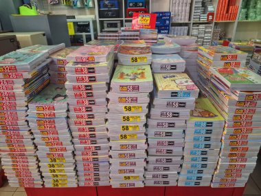 Bir kitapçıda çeşitli kitaplar düzenli olarak düzenlenir