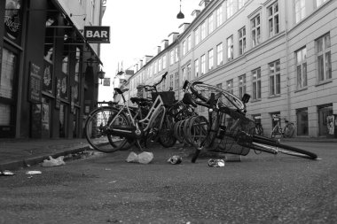 Danimarka 'da bir barın yakınında terk edilmiş bisikletler.