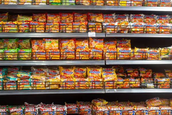 Bali, Endonezya - 22 Aralık 2024: Çeşitli erişteler de dahil olmak üzere raftaki abur cuburlar. Rafta bir sürü değişik erişte var.