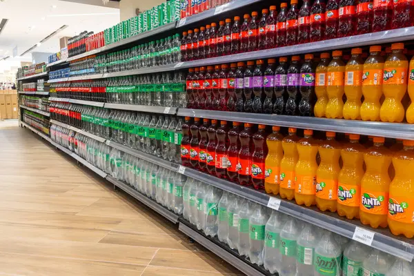 Bali, Endonezya - 22 Aralık 2024: Bir sürü soda ve meyve suyuyla dolu raflar. Şişeler farklı renk ve boyutlarda.