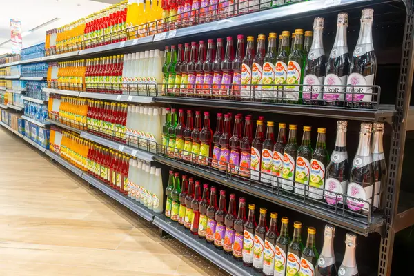 Bali, Endonezya - 22 Aralık 2024: Bir sürü soda ve meyve suyuyla dolu raflar. Şişeler farklı renk ve boyutlarda.