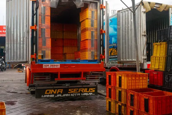 Bali, Endonezya - 22 Aralık 2024: Kamyon portakal sandıklarıyla dolu. Sandıklar üst üste yığılmış.