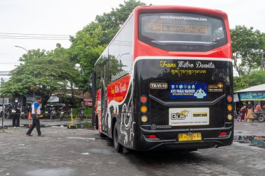 Bali, Endonezya - 22 Aralık 2024: Trans Metro Dewata, Bali 'de 2020 yılından beri faaliyet gösteren bir toplu taşıma modelidir. 1 Ocak 2025 'te çalışmayı durdurdu..