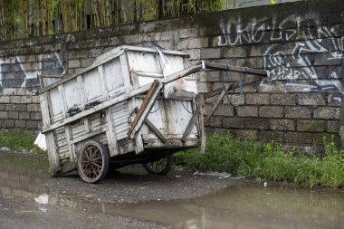 Bali, Endonezya - 28 Aralık 2024: Çöp arabası yol kenarında duruyor.