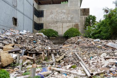 Arkasında bina olan enkaz ve moloz yığını. Sahne yıkım ve kaostan ibarettir.