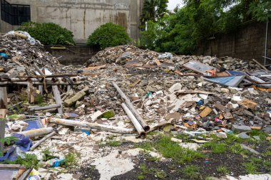 Arkasında bina olan enkaz ve moloz yığını. Sahne yıkım ve kaostan ibarettir.