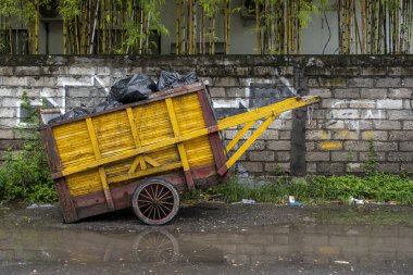 Bali, Endonezya - 28 Aralık 2024: Çöp arabası yol kenarında duruyor.