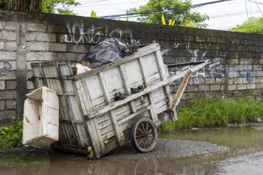 Bali, Endonezya - 28 Aralık 2024: Çöp arabası yol kenarında duruyor.