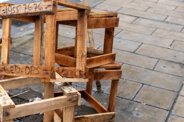 Bali, Endonezya - 28 Aralık 2024: Üstünde EDD harfleri yazılı tahta kutular yığını. Kutular üst üste istiflenmiş ve yerdeler.